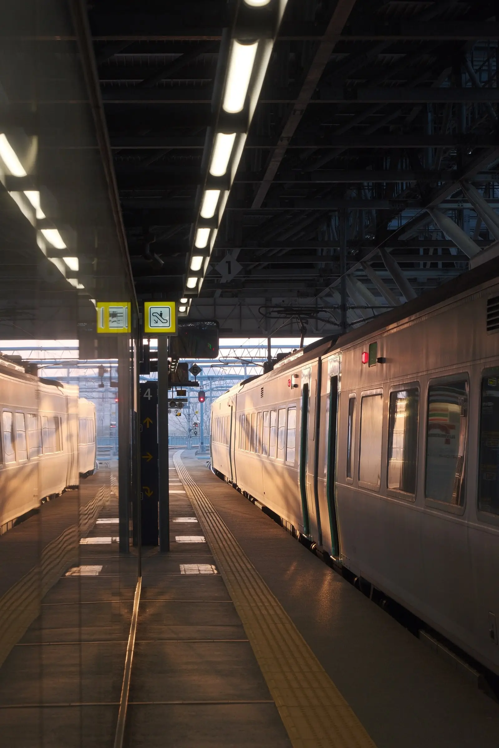 A train waiting at a covered platform — Asahikawa